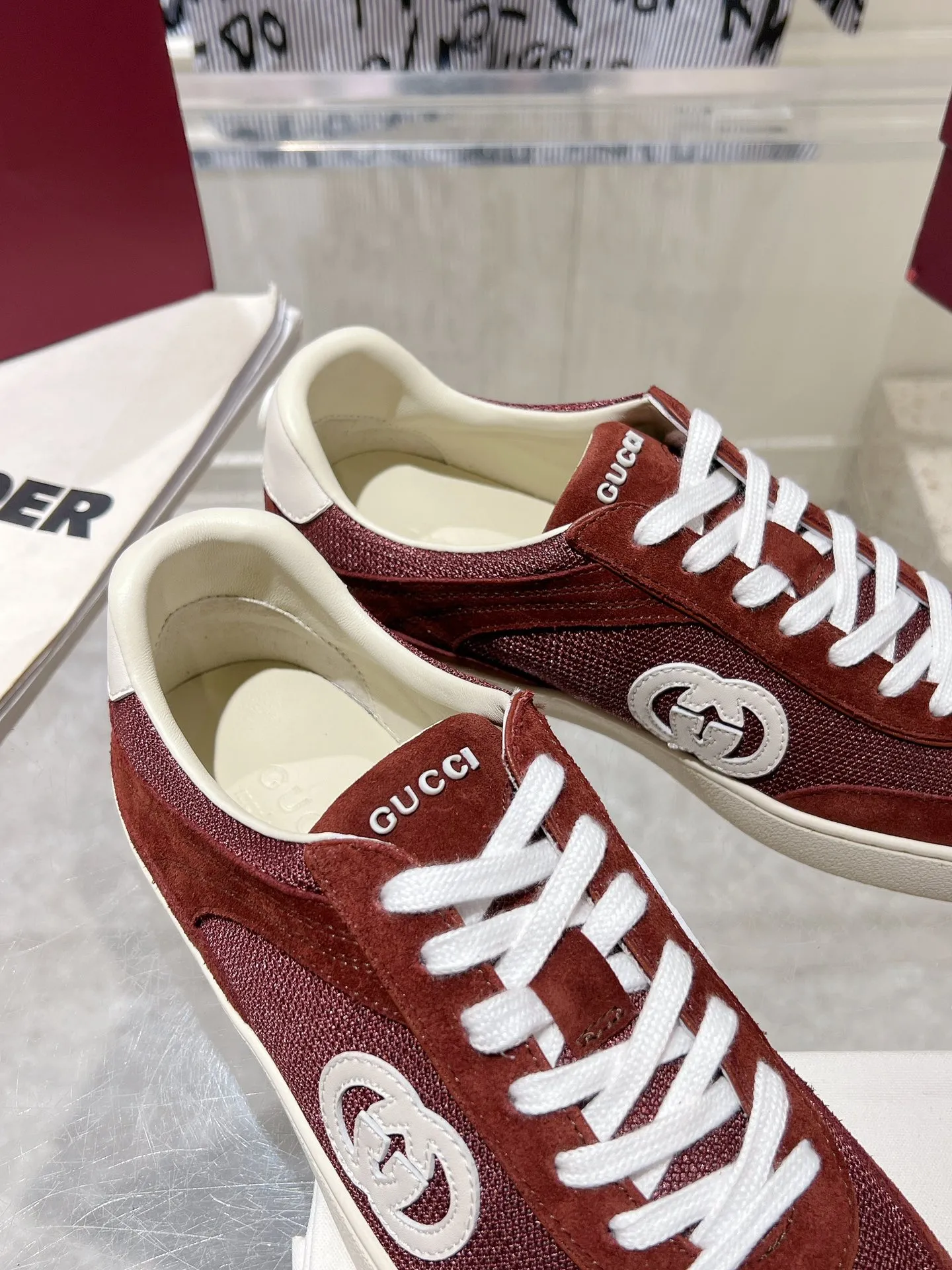 👟👟Ex-factory price 540👟👟Men's size +10 New upgraded version🔥Gucci 2024 new white shoes casual shoes hot recommendation, original TPU soles, original fabrics, original sheepskin lining sheepskin feet🔥Original cover craftsmanship is reproduced one to one! The pursuit of ultimate comfort! 🔥🔥 [Love] Fabric: Imported cow suede + mesh [Love] Packing: Counter-matched red shoe box ➕ Aviation airplane box [Love] Code number: 35-45